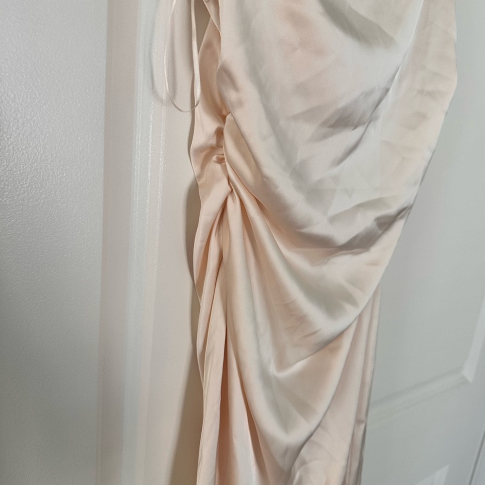 Elegant White Sleeveless Dress - Picture 6 of 7